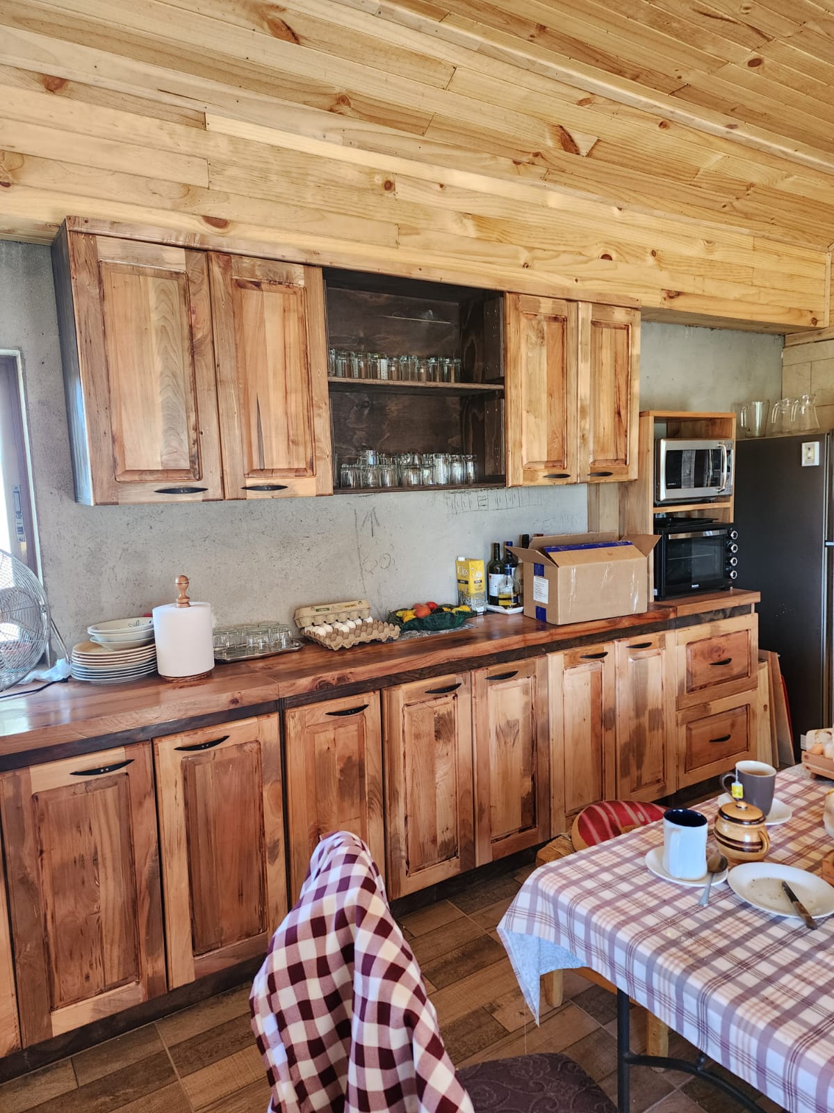 Cocina completa en madera nativa con muebles de ciprés